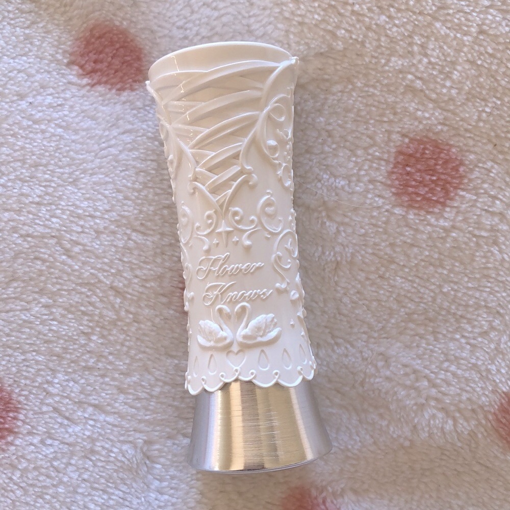 NWOB Flower Knows Shine Lipstick, B07 Ballet Dream 💄🩰🦢